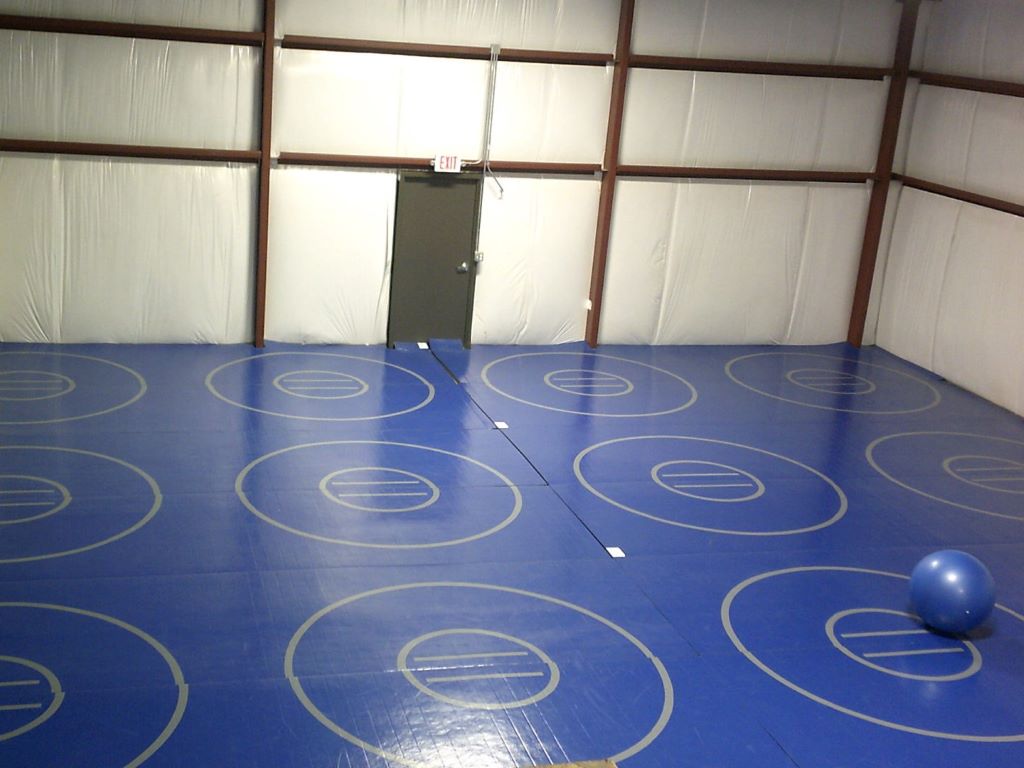 blue practice wrestling mats, practice wrestling circles, grappling gym mats