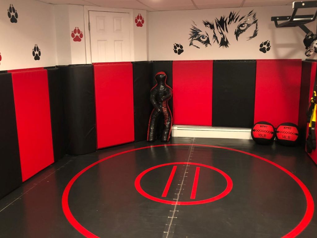 Black and Red Wreslting Room